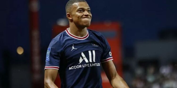 Bintang Paris Saint-Germain Kylian Mbappe merayakan golnya ke gawang Brest dalam lanjutan Liga Prancis di Stadion Francis-Le Ble, Brest, Prancis, Jumat (20/8/2021). (ANT/REUTERS/Stephane Mahe)