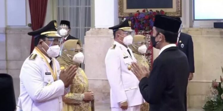 Tangkap layar Presiden RI Joko Widodo melantik Sahbirin Noor dan Muhidin sebagai Gubernur dan Wakil Gubernur Kalimantan Selatan periode 2021-2024 di Istana Negara Jakarta, Rabu (25/8/2021). (ANT)