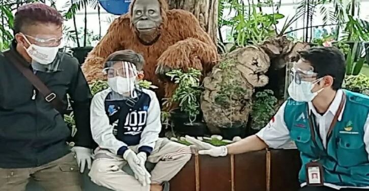 Kementerian Sosial membantu mempertemukan Vino (10), anak yang kedua orang tuanya meninggal akibat COVID-19 di Kabupaten Kutai Barat, Kalimantan Timur, dengan kakeknya pada Rabu (4/8/2021). (IST/HO Kemensos)