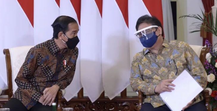Presiden Joko Widodo (kiri) berbincang dengan Menko Perekonomian Airlangga Hartarto (kanan) saat membuka Rakornas Pengendalian Inflasi 2021 di Istana Negara, Jakarta, Rabu (25/8/2021). ANTFOTO/HO/Setpres-Kris/wpa/foc.