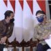 Presiden Joko Widodo (kiri) berbincang dengan Menko Perekonomian Airlangga Hartarto (kanan) saat membuka Rakornas Pengendalian Inflasi 2021 di Istana Negara, Jakarta, Rabu (25/8/2021). ANTFOTO/HO/Setpres-Kris/wpa/foc.
