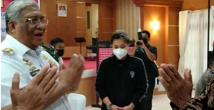 Apriyani Rahayu (tengah) bersama Gubernur Sultra Ali Mazi saat berada di Rumah Jabatan Gubernur di Kendari, Jumat (27/8/2021). (ANT/Harianto)