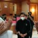 Apriyani Rahayu (tengah) bersama Gubernur Sultra Ali Mazi saat berada di Rumah Jabatan Gubernur di Kendari, Jumat (27/8/2021). (ANT/Harianto)