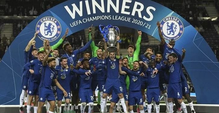 Kapten Chelsea Cesar Azpilicueta mengangkat trofi Liga Champions seusai menjadi juara musim 2020/21 dengan mengalahkan Manchester City dalam partai final di Stadion Dragao, Porto, Portugal, Sabtu (29/5/2021) waktu setempat. ANT/AFP/Pierre-Philippe Marcou.
