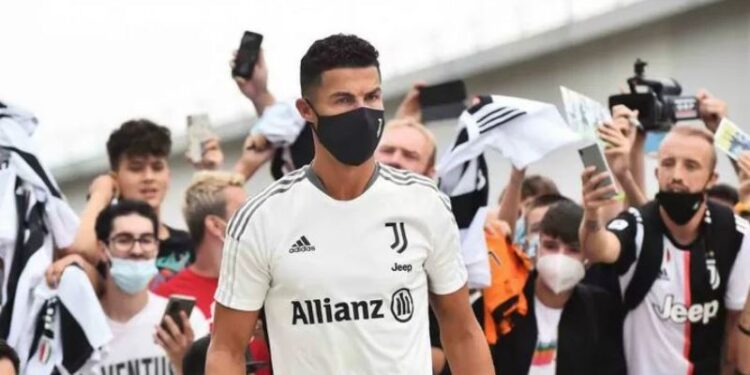 Foto dokumentasi - Cristiano Ronaldo berjalan meninggalkan gedung pusat medis tim Juventus di Turin, Italia, Senin (26/7/2021). Cristiano Ronaldo meninggalkan Juventus menuju Manchester United. ANT/REUTERS/Massimo Pinca/wsj.