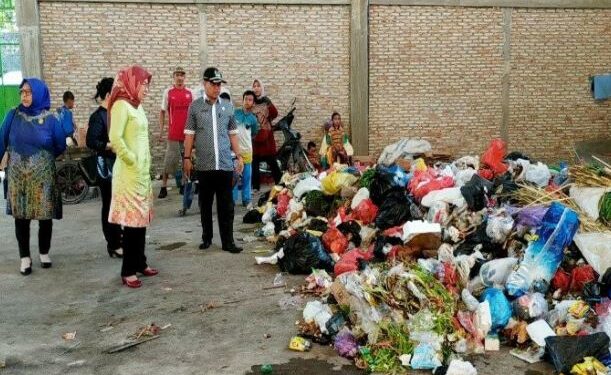 Dokumentasi - Ketua Komisi II DPRD Kotawaringin Timur Darmawati bersama anggotanya saat meninjau salah satu depo sampah di Sampit, Selasa (11/2/2020). Foto diambil sebelum pandemi COVID-19. (ANT)