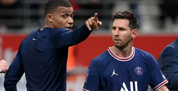 Bintang Paris Saint-Germain Kylian Mbappe (kiri) berbincang dengan Lionel Messi seusai mengalahkan Reims dalam lanjutan Liga Prancis di Stadion Auguste-Delaune, Reims, Prancis, Minggu (29/8/2021) waktu setempat. (ANT/AFP/Franck Fife)