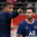 Bintang Paris Saint-Germain Kylian Mbappe (kiri) berbincang dengan Lionel Messi seusai mengalahkan Reims dalam lanjutan Liga Prancis di Stadion Auguste-Delaune, Reims, Prancis, Minggu (29/8/2021) waktu setempat. (ANT/AFP/Franck Fife)
