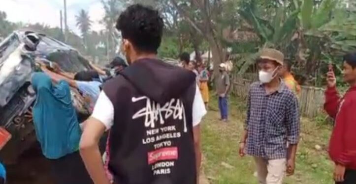 Ibu-ibu di Desa Wakumoro, Kecamatan Parigi, Kabupaten Muna, Sulawesi Tenggara (Sultra) nyaris menggulingkan sebuah randis dampak jalan rusak parah dan tak kunjung diaspal, Senin (30/8/2021). (ANT/IST)