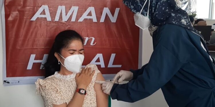 Kepala Puskesmas Tampang Tumbang Anjir Nevie Ervina saat mengikuti vaksinasi dosis ketiga, di puskesmas setempat, Sabtu (7/8/2021). (Foto : Masapnews/GCM)