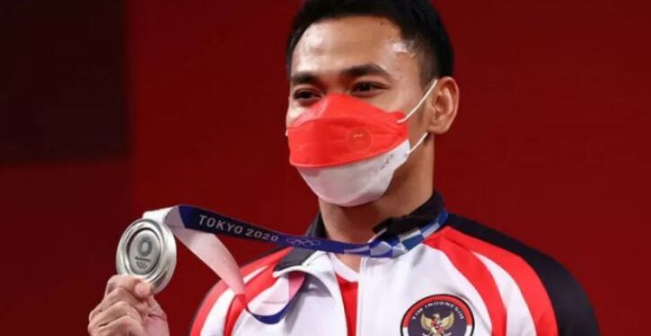 Lifter Indonesia Eko Yuli Irawan meraih medali perak pada nomor pertandingan putra 61kg Olimpiade Tokyo 2020 di Tokyo International Forum, Tokyo, Jepang, Minggu (25/7/2021). (REUTERS/Edgard Garrido/aa).