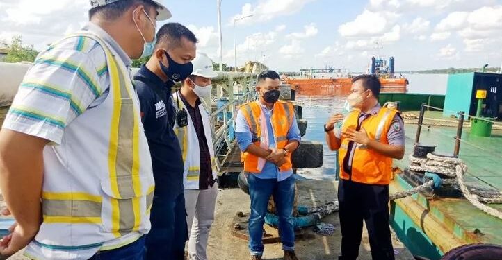 Ketua Komisi IV DPRD Kotawaringin Timur Muhammad Kurniawan Anwar (kedua kanan) saat meninjau lokasi kebocoran CPO di Pelabuhan Bagendang, Sabtu (7/8/2021). (IST)
