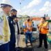 Ketua Komisi IV DPRD Kotawaringin Timur Muhammad Kurniawan Anwar (kedua kanan) saat meninjau lokasi kebocoran CPO di Pelabuhan Bagendang, Sabtu (7/8/2021). (IST)