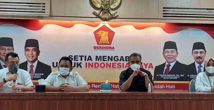 Sekretaris Jenderal DPP Partai Gerindra Ahmad Muzani (kedua dari kanan) saat berkunjung ke Kantor DPD Partai Gerindra Jawa Barat, Minggu (8/8/2021). (ANT/IST)