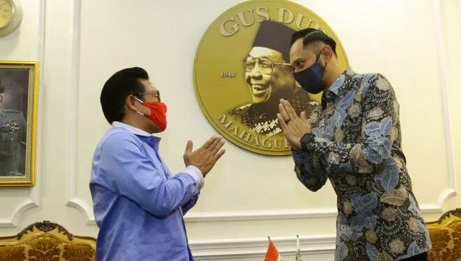 Foto dokumentasi - Ketua Umum DPP Partai Kebangkitan Bangsa, Muhaimin Iskandar (kiri), menyambut kedatangan Ketua Umum DPP Partai Demokrat, Agus Harimurti Yudhoyono (kanan), yang berkunjung ke Kantor DPP PKB, di Jakarta, Rabu (8/7/2020). Kunjungan itu dalam rangka silaturahmi serta membahas kemungkinan koalisi di beberapa daerah dalam Pilkada serentak 2020 dan juga membahas soal kerja sama antar partai politik. (ANT)