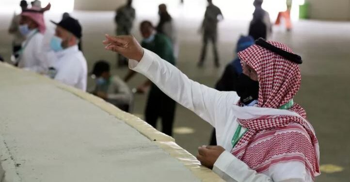 Jamaah haji melakukan prosesi lempar jumrah, dengan menerapkan prokes ketat COVID-19, di Mina, dekat Kota Mekkah, Arab Saudi (21/7/2021). (ANT/REUTERS)