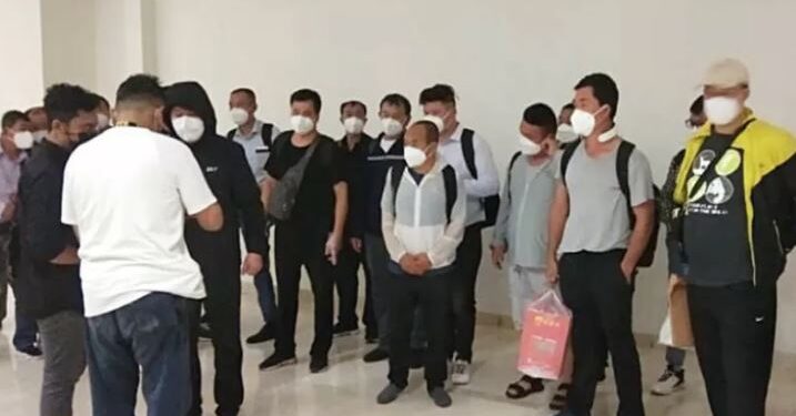 Suasana tenaga kerja asing (TKA) asal China yang akan bekerja di perusahaan pengelola nikel PT Huady. (IST)