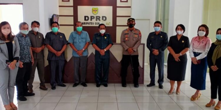 Ketua DPRD Kabupaten Gumas Akerman Sahidar didampingi Wakil Ketua I Binartha dan sejumlah anggota DPRD setempat berfoto bersama Kapolres AKBP Irwansah, di kantor DPRD setempat, Senin (9/8/2021). (Foto : Polres Gumas)