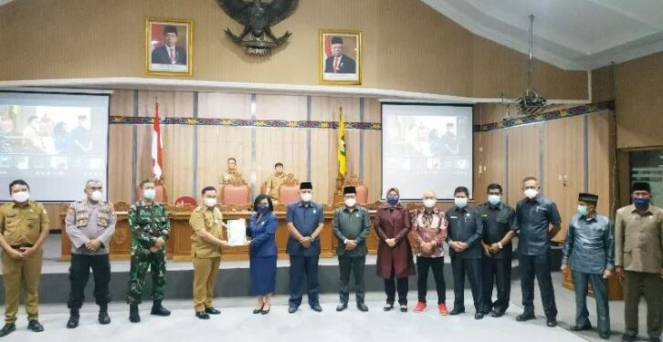 Bupati Halikinnor menyerahkan draf perubahan KUA-PPAS tahun anggaran 2021 kepada Ketua DPRD Rinie untuk dibahas bersama di DPRD setempat, Selasa (10/8/2021). (ANT)