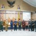 Bupati Halikinnor menyerahkan draf perubahan KUA-PPAS tahun anggaran 2021 kepada Ketua DPRD Rinie untuk dibahas bersama di DPRD setempat, Selasa (10/8/2021). (ANT)