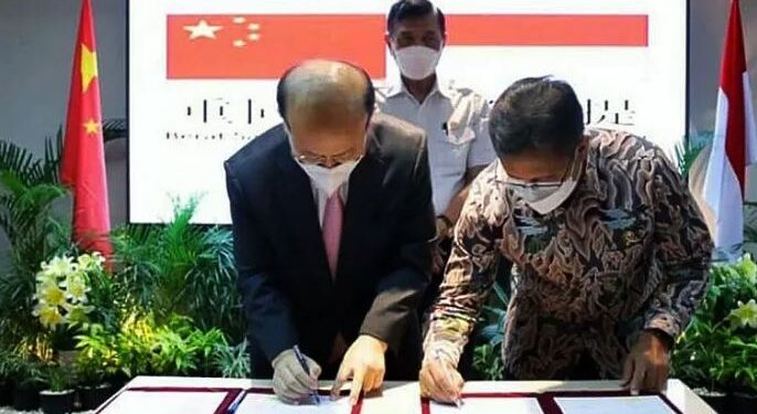 Menko Kemaritiman dan Investasi Luhut Binsar Pandjaitan (belakang) menyaksikan penyerahan donasi bantuan medis dari Pemerintah China untuk RI, Selasa (10/8/2021). ANT/IST/HO-Kemenko Kemaritiman dan Investasi/am.