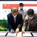 Menko Kemaritiman dan Investasi Luhut Binsar Pandjaitan (belakang) menyaksikan penyerahan donasi bantuan medis dari Pemerintah China untuk RI, Selasa (10/8/2021). ANT/IST/HO-Kemenko Kemaritiman dan Investasi/am.