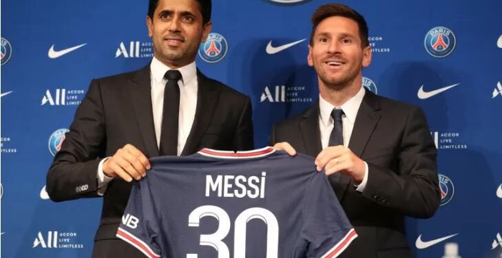 Lionel Messi (kiri) berfoto dengan presiden PSG Nasser Al-Khelaifi saat diperkenalkan sebagai pemain baru klub di konfrensi pers di Parc des Princes, Paris, Prancis pada 11 Agustus 2021. ANT/IST/REUTERS/SARAH MEYSSONNIER