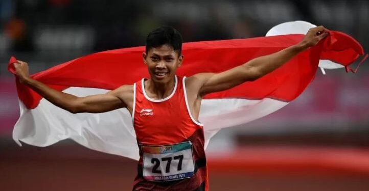 Arsip foto - Sprinter Indonesia Sapto Yogo Purnomo berlari sambil membawa bendera Merah-Putih usai menjuarai final 100 meter putra T37 Asian Para Games di Stadion Utama Gelora Bung Karno, Senayan, Jakarta, Selasa (9/10/2018). Sapto berhasil meraih medali emas dengan catatan waktu 11,49 detik. ANT/IST/Sigid Kurniawan/foc.