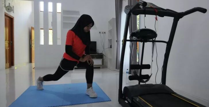 Atlet Para Atletik Indonesia Karisma Evi Tiarani melakukan latihan olahraga di rumahnya Simo, Boyolali, Jawa Tengah, Selasa (23/6/2020). (ANT)