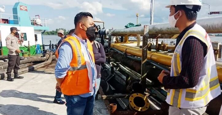 Legislator Kotawaringin Timur Muhammad Kurniawan Anwar saat mendatangi lokasi kebocoran CPO di Pelabuhan Bagendang, Sabtu (7/8/2021) lalu. (ANT/IST)