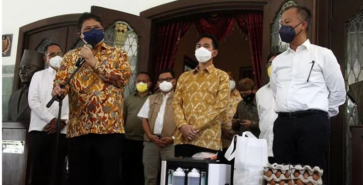 Menteri Koordinator Bidang Ekonomi Airlangga Hartarto (kedua kiri) bersama Wali Kota Solo Gibran Rakabuming Raka (ketiga kanan) saat memberi bantuan secara simbolis Oxygen Concentrator dan paket sembako di Loji Gandrung Solo, Jawa Tengah, Sabtu (14/8/2021). Bantuan paket isoman COVID-19 tersebut untuk mendukung konsumsi makanan dan kebutuhan medis bagi pasien yang menjalani isolasi terpusat di Kota Solo. ANT/IST/Maulana Surya/hp/pri.