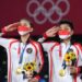 Pebulutangkis ganda Putri Indonesia peraih medali emas Greysia Pollii/Apriyani Rahayu hormat saat pengibaran bendera Merah-Putih usai menjuarai final Olimpiade Tokyo 2020 di Musashino Forest Sport Plaza, Tokyo, Jepang, Senin (2/8/2021). (ANT/IST)