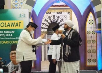 Ketua Umum DPP Partai Golkar, Airlangga Hartarto (kiri) dan Habib Syech Abdul Qodir Assegaf saat menghadiri acara "Indonesia Bersholawat" yang digelar Majelis Ahlul Hidayah (AH) di kediaman Pemimpin Ahbabul Musthofa Habib Syech Abdul Qodir Assegaf, Sabtu (14/8/2021). (ANT/IST)