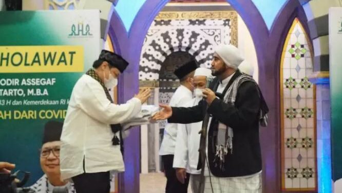 Ketua Umum DPP Partai Golkar, Airlangga Hartarto (kiri) dan Habib Syech Abdul Qodir Assegaf saat menghadiri acara "Indonesia Bersholawat" yang digelar Majelis Ahlul Hidayah (AH) di kediaman Pemimpin Ahbabul Musthofa Habib Syech Abdul Qodir Assegaf, Sabtu (14/8/2021). (ANT/IST)