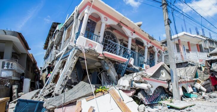Pemandangan menunjukkan rumah-rumah hancur setelah gempa berkekuatan 7,2 SR di Les Cayes, Haiti, Sabtu (14/8/2021). (REUTERS/STRINGER/ANT)