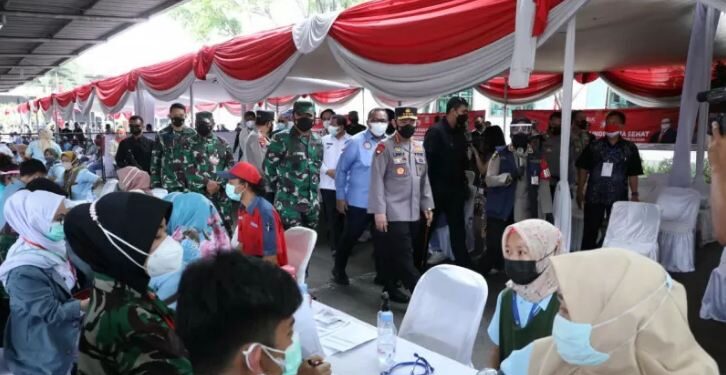 Panglima TNI Marsekal TNI Hadi Tjahjanto bersama Kapolri Jenderal Pol Listyo Sigit Prabowo saat meninjau Serbuan Vaksinasi bagi buruh di wilayah Jawa Barat, bertempat di Gedung Kahatex Bandung, Jawa Barat, Kamis (5/8/2021). (HO-Puspen TNI)