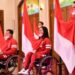 Atlet National Paralympic Committee (NPC) balap kursi roda Zaenal Arifin (kiri), angkat berat Ni Nengah Widiasih (tengah) dan menembak Bolo Triyanto (kanan) memegang bendera saat acara Pengukuhan dan Pelepasan Atlet NPC di Hotel Kusuma Sahid, Solo, Jawa Tengah, Sabtu (14/8/2021). NPC Indonesia akan memberangkatkan 23 atlet dari tujuh cabang olahraga pada pesta olahraga penyandang disabilitas dunia Paralimpiade Tokyo 2020. ANT/IST/HO-NPC Indonesia/yud/hp.