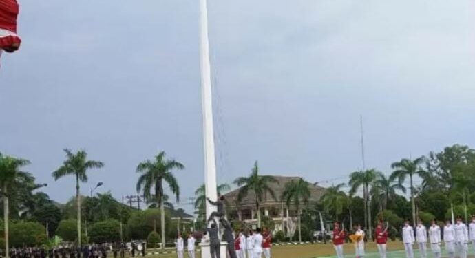 Insiden tali pengikat Bendera Merah Putih putus mewarnai upacara Hari Ulang Tahun Ke-76 Republik Indonesia, di Lapangan Upacara Pemerintah Provinsi Kepulauan Bangka Belitung, namun demikian Bendera Merah Putih tetap berkibar hingga upacara berlangsung. (ANT)