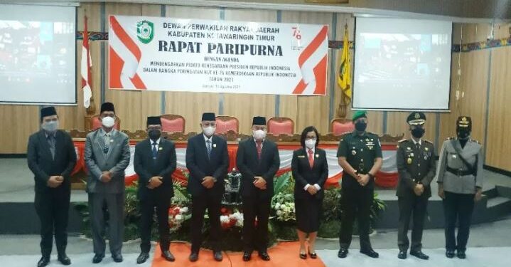 Bupati Halikinnor, Ketua DPRD Rinie dan pejabat lainnya berfoto bersama usai mendengarkan pidato kenegaraan Presiden Republik Indonesia, Senin (16/8/2021). (ANT)