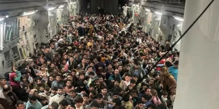Ratusan warga Afghanistan memenuhi ruangan dalam pesawat C-17 Globemaster III milik AU AS menuju Qatar dari Kabul, Minggu (15/8/2021). (ANT/Courtesy of Defense One/HO via Reuters)