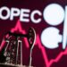 Ilustrasi - Miniatur pompa sumur minyak cetak 3D terlihat di depan grafik stok yang ditampilkan dan logo OPEC (14/4/2020). (ANT/REUTERS/Dado Ruvic/aa)