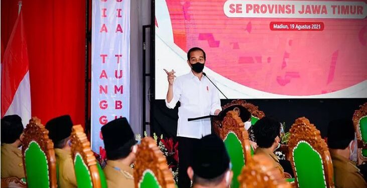 Presiden Joko Widodo saat memberikan pengarahan kepada Forkopimda se-Provinsi Jawa Timur di Pendopo Ronggo Djoemeno, Kabupaten Madiun, pada Kamis, (19/8/2021). ANT/IST/HO-Biro Pers, Media, dan Informasi Sekretariat Presiden/pri.