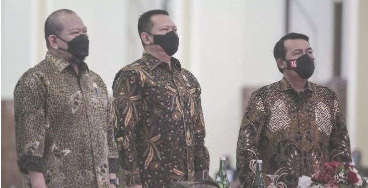 Ketua MPR Bambang Soesatyo (tengah) bersama Ketua DPD La Nyalla Mahmud Mattaliti (kiri) dan Ketua Mahkamah Agung (MA) Muhammad Syarifuddin (kanan) menghadiri peringatan Hari Konstitusi dan Ulang Tahun ke-76 MPR RI di Gedung Nusantara IV, Kompleks Parlemen, Senayan, Jakarta, Rabu (18/8/2021). (ANT/IST FOTO/Dhemas Reviyanto/foc.)