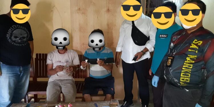 J (48) dan H (47) beserta barang bukti diamankan Satresnarkoba Polres Gumas. (Foto : Polres Gumas)