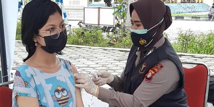 Githa Fiithtia mengikuti vaksinasi dosis pertama di Taman Kota Kuala Kurun, Kamis (12/8/2021). (MASAPNEWS/GCM)
