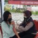 Salah seorang warga mengikuti Vaksinasi Drive-Thru di Taman Kota Kuala Kurun, Kamis (12/8/2021). (MASAPNEWS/GCM)