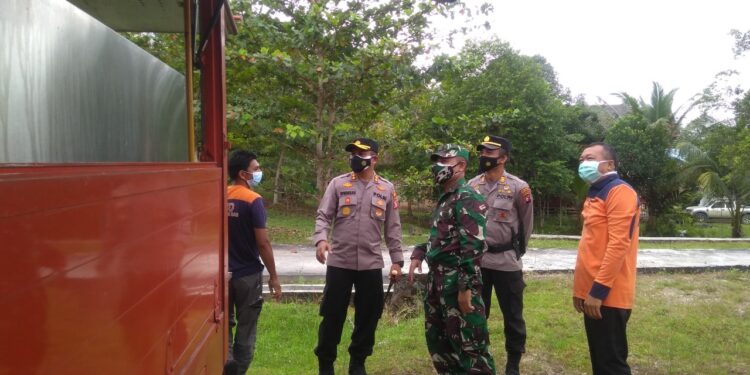 Kapolres Gumas AKBP Irwansah bersama Kepala Pelaksana BPBD Kabupaten Gumas Champili dan lainnya meninjau berbagai sarpras yang ada di halaman kantor BPBD setempat, Kamis (12/8/2021). (IST)