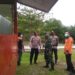 Kapolres Gumas AKBP Irwansah bersama Kepala Pelaksana BPBD Kabupaten Gumas Champili dan lainnya meninjau berbagai sarpras yang ada di halaman kantor BPBD setempat, Kamis (12/8/2021). (IST)