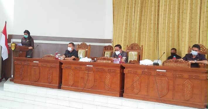 Juru bicara Fraksi Gerakan Karya Bersatu, Dewi Sari menyampaikan pandangan umum fraksi, saat rapat paripurna di ruang sidang paripurna DPRD setempat, Rabu (18/8/2021). (Foto : Sekretariat DPRD Kabupaten Gumas)