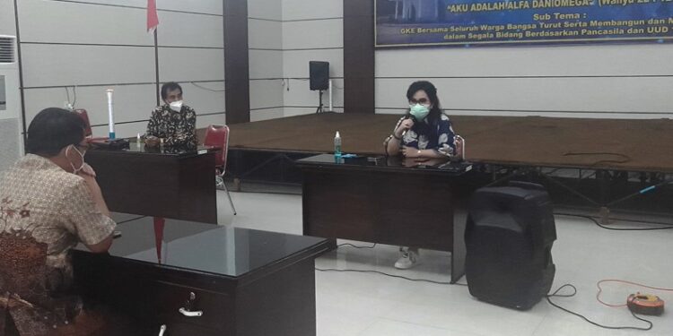 Ketua Majelis Sinode GKE, Ary Egahni Ben Bahat melakukan pertemuan dengan sejumlah pendeta GKE, di Gedung Christian Center Kalawa Kuala Kurun, Kabupaten Gunung Mas, Sabtu (14/8/2021). (MASAPNEWS/GCM)